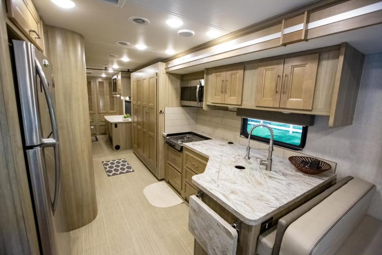 River Safaris, Stationary Class A Motorcoach, Old ホモサッサ エクステリア 写真