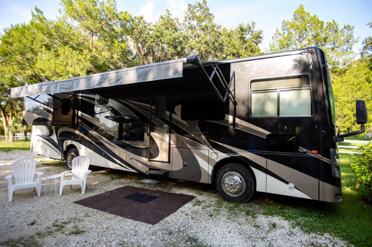 River Safaris, Stationary Class A Motorcoach, Old ホモサッサ エクステリア 写真