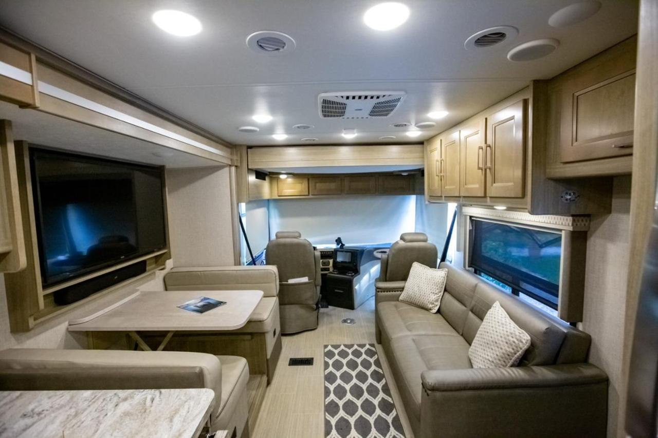 River Safaris, Stationary Class A Motorcoach, Old ホモサッサ エクステリア 写真