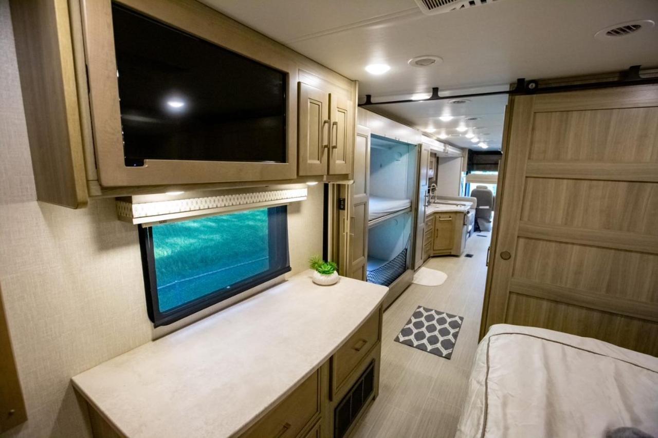River Safaris, Stationary Class A Motorcoach, Old ホモサッサ エクステリア 写真