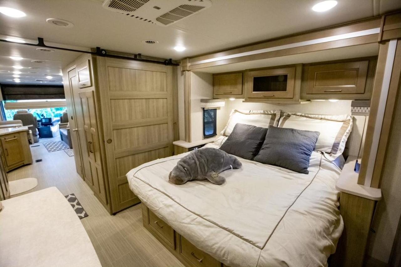 River Safaris, Stationary Class A Motorcoach, Old ホモサッサ エクステリア 写真