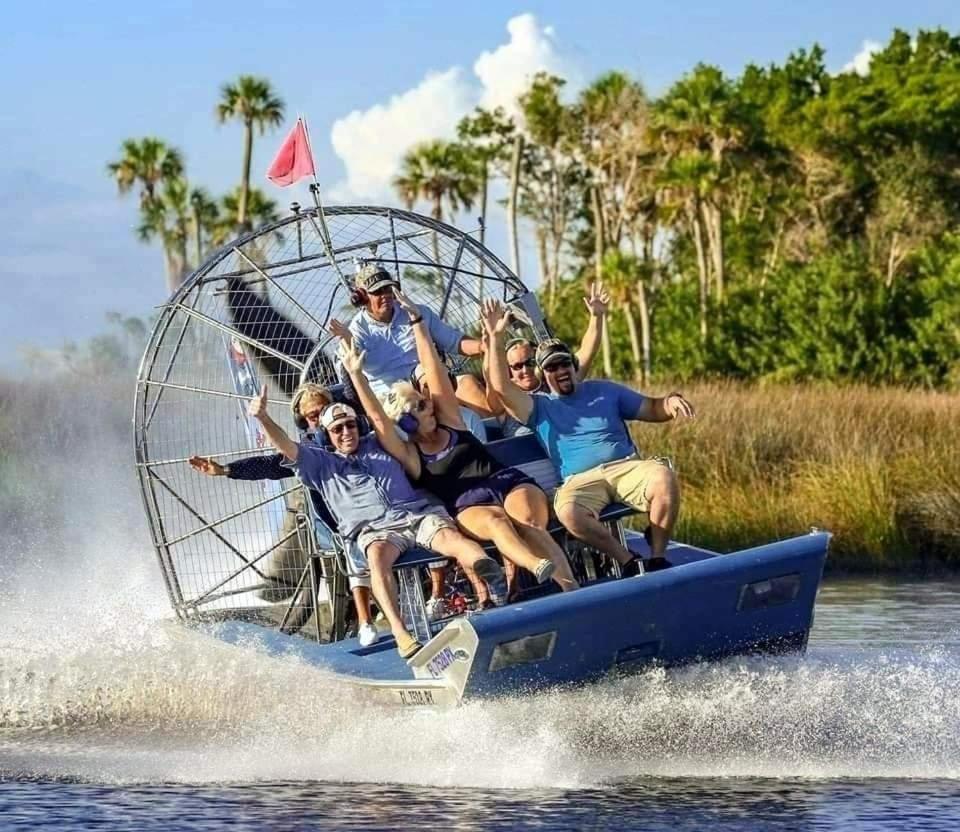 River Safaris, Stationary Class A Motorcoach, Old ホモサッサ エクステリア 写真